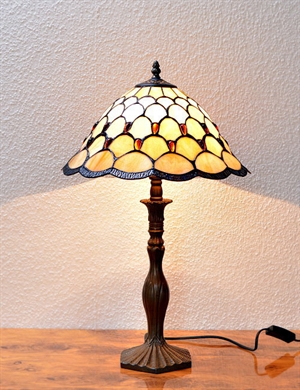 Tiffany bordlampe DT207 lys og gylden skærm i fiskeskæl stil med brune glas mellem felterne h54cm ø35cm